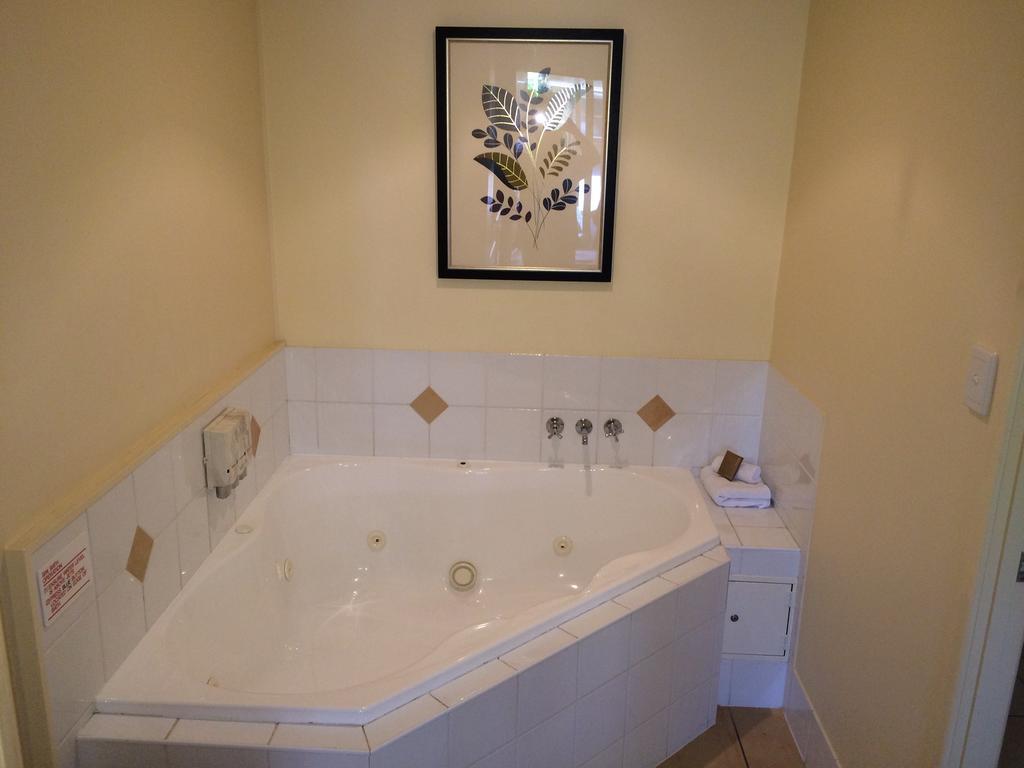 Cotswold Motor Inn Туумба Екстериор снимка