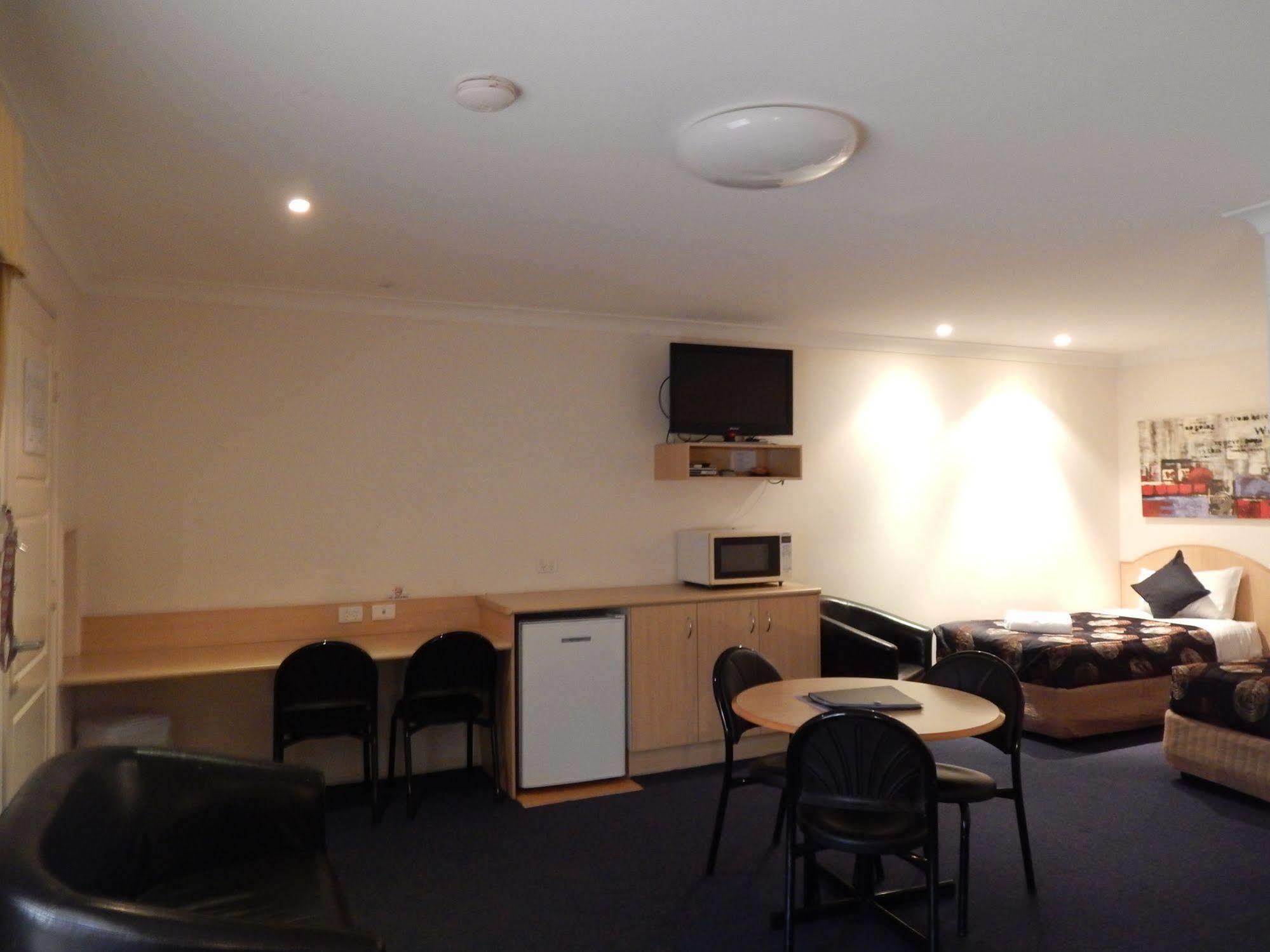 Cotswold Motor Inn Туумба Екстериор снимка